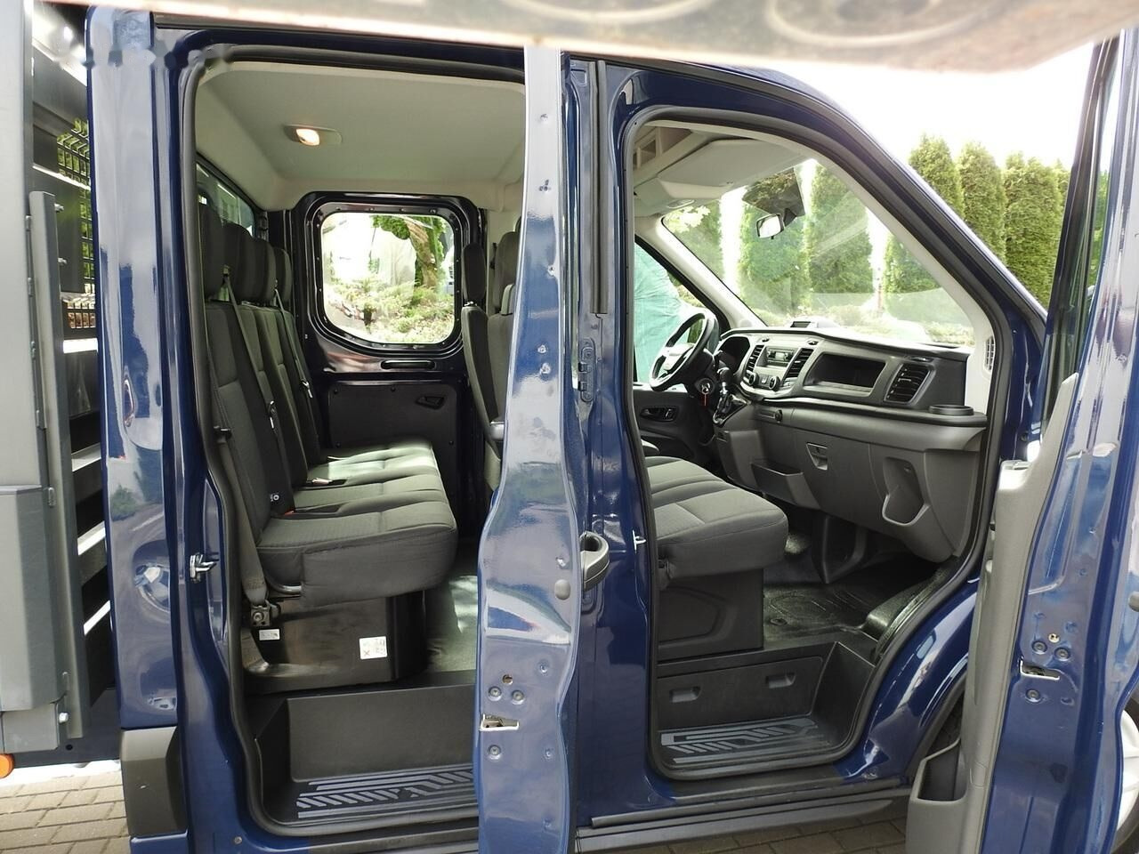 Dostavno vozilo s kesonom, Dostavno vozilo z dvojno kabino Ford Transit Doka flatbed: slika 22