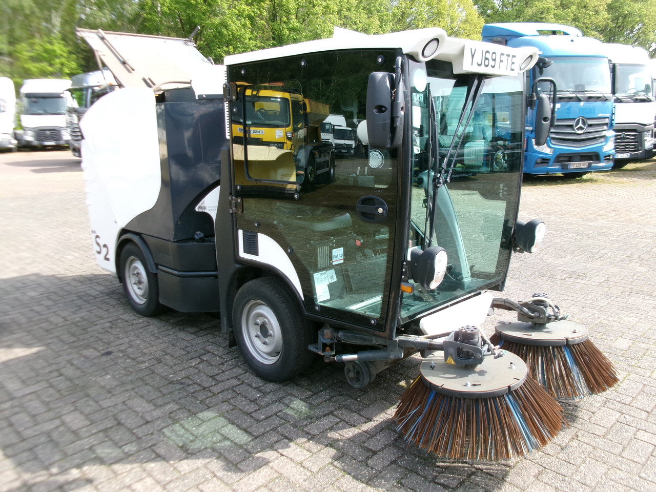 Vakuumski tovornjak Boschung S2 street sweeper: slika 2