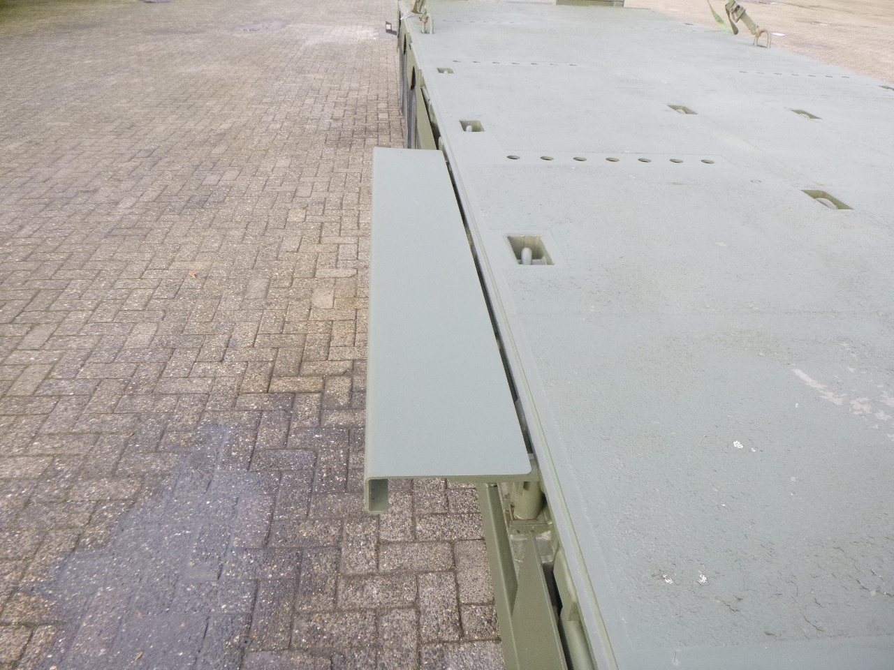 Nizko noseča polprikolica Broshuis 3-axle semi-lowbed trailer E-2130 / 73 t + ramps: slika 22