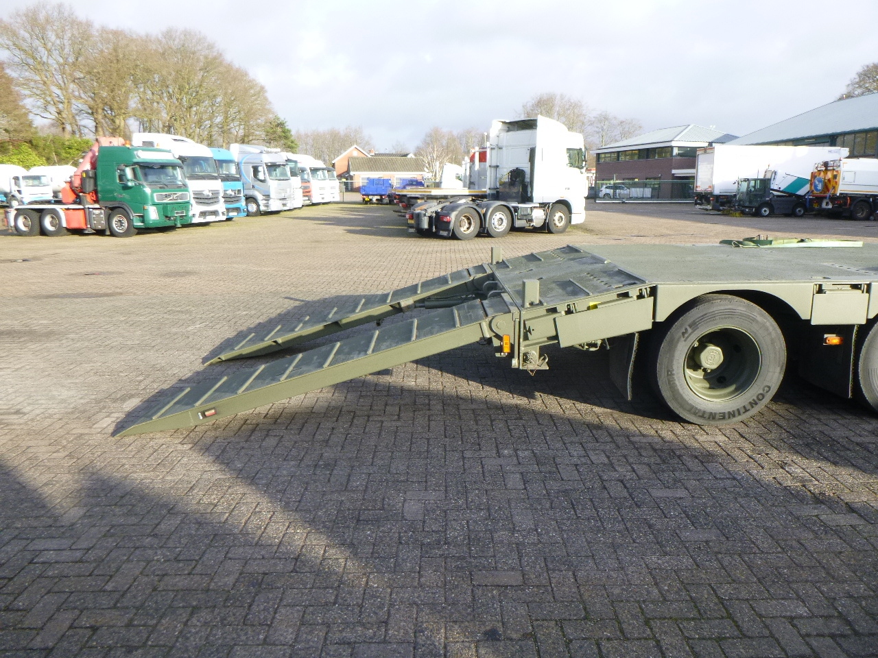 Nizko noseča polprikolica Broshuis 3-axle semi-lowbed trailer E-2130 / 73 t + ramps: slika 11