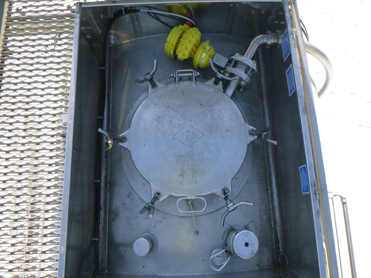 Polprikolica cisterna za transport kemikalij Feldbinder Chemical tank inox L4BH 30 m3 / 1 comp + pump: slika 49