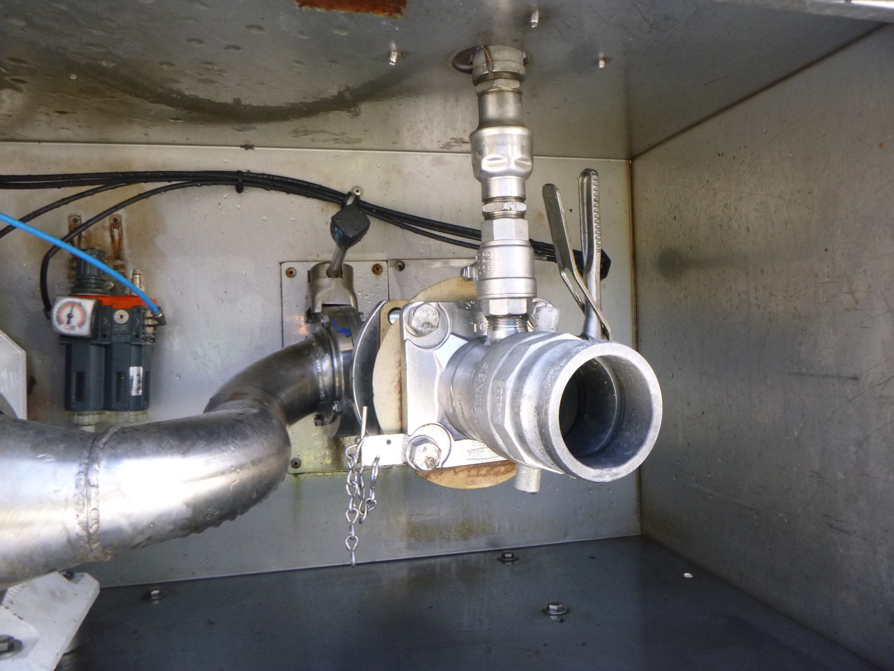 Polprikolica cisterna za transport kemikalij Feldbinder Chemical tank inox L4BH 30 m3 / 1 comp + pump: slika 7