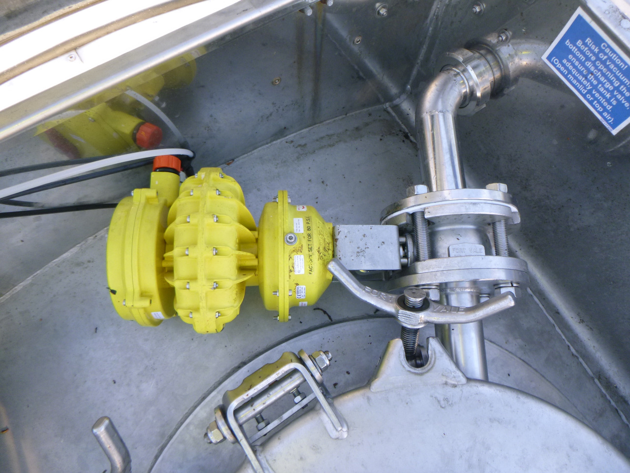 Polprikolica cisterna za transport kemikalij Feldbinder Chemical tank inox L4BH 30 m3 / 1 comp + pump: slika 46