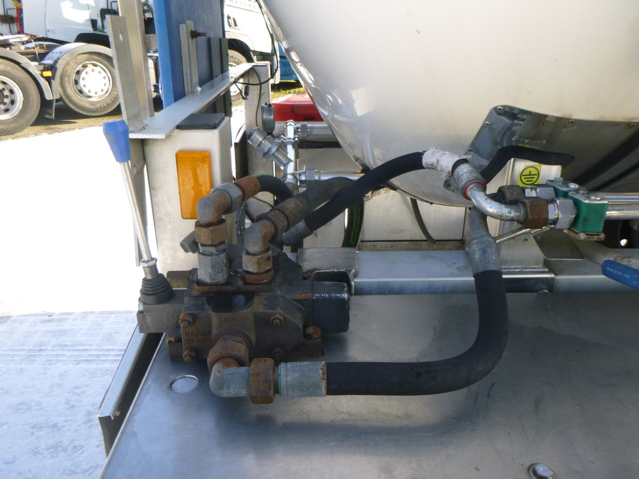 Polprikolica cisterna za transport kemikalij Feldbinder Chemical tank inox L4BH 30 m3 / 1 comp + pump: slika 11