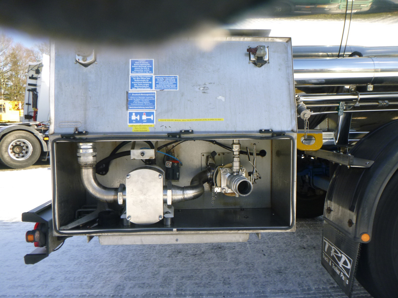 Polprikolica cisterna za transport kemikalij Feldbinder Chemical tank inox L4BH 30 m3 / 1 comp + pump: slika 6
