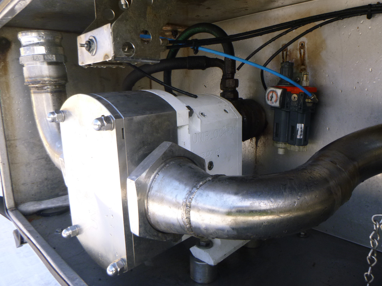 Polprikolica cisterna za transport kemikalij Feldbinder Chemical tank inox L4BH 30 m3 / 1 comp + pump: slika 8