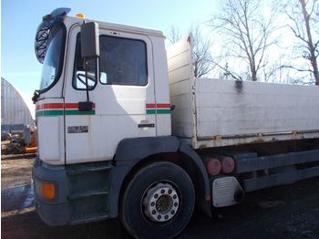 Tovornjak s kesonom, Tovornjak z dvigalom MAN F2001: slika 1