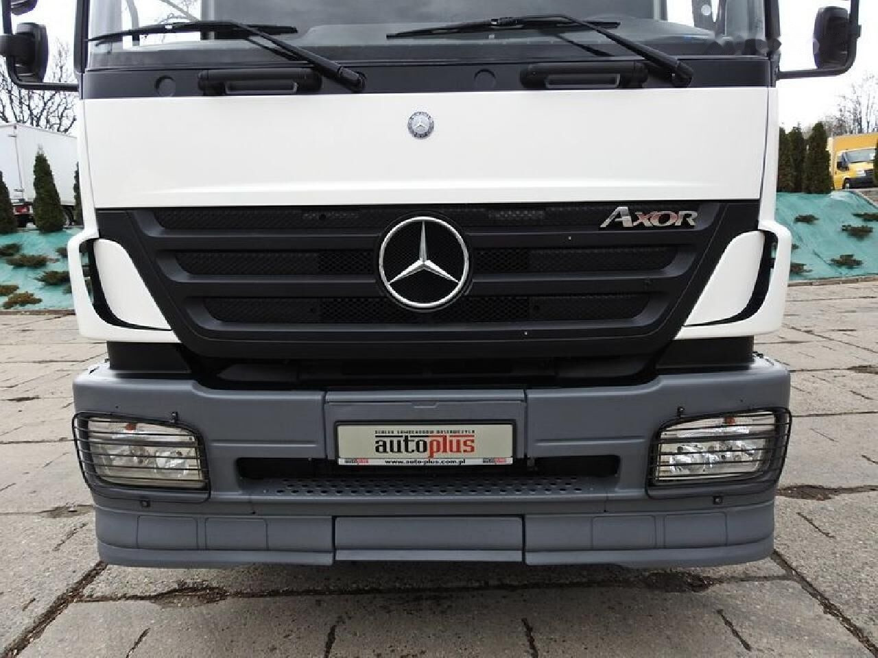 Tovornjak s kesonom, Tovornjak z dvigalom Mercedes-Benz AXOR: slika 13