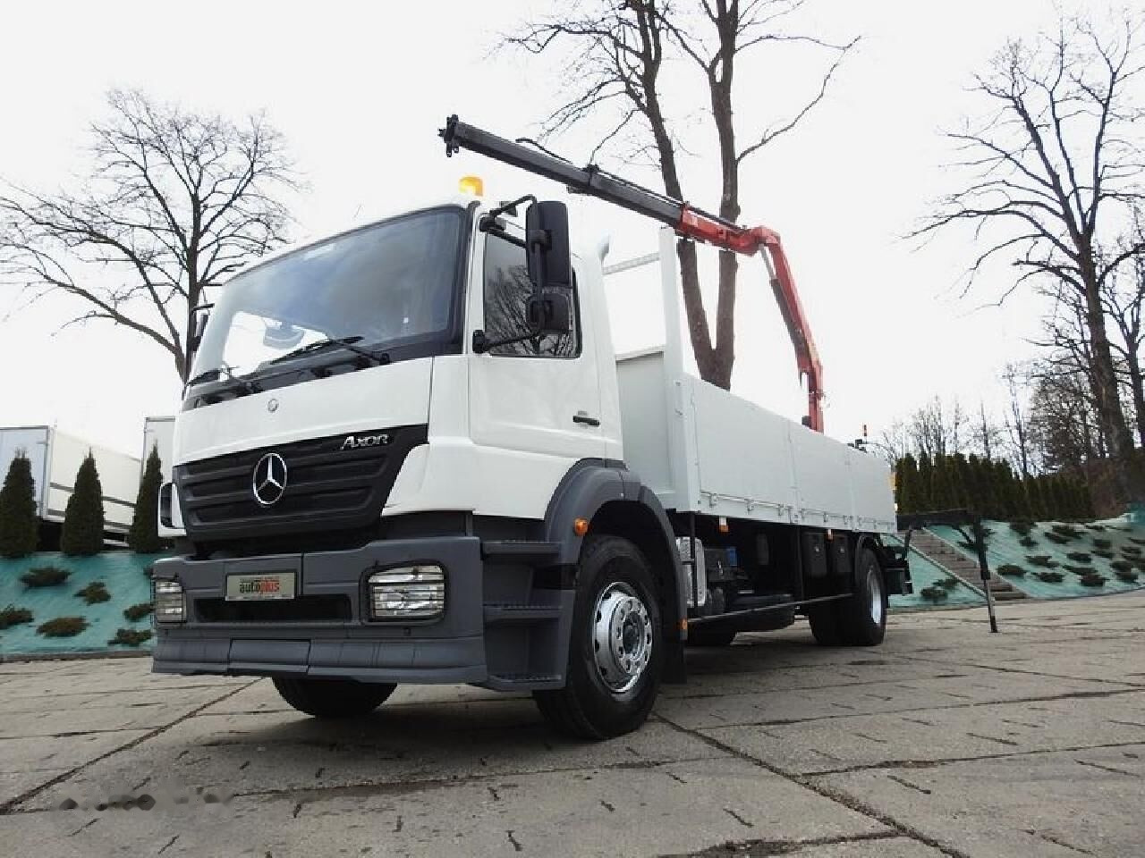 Tovornjak s kesonom, Tovornjak z dvigalom Mercedes-Benz AXOR: slika 2