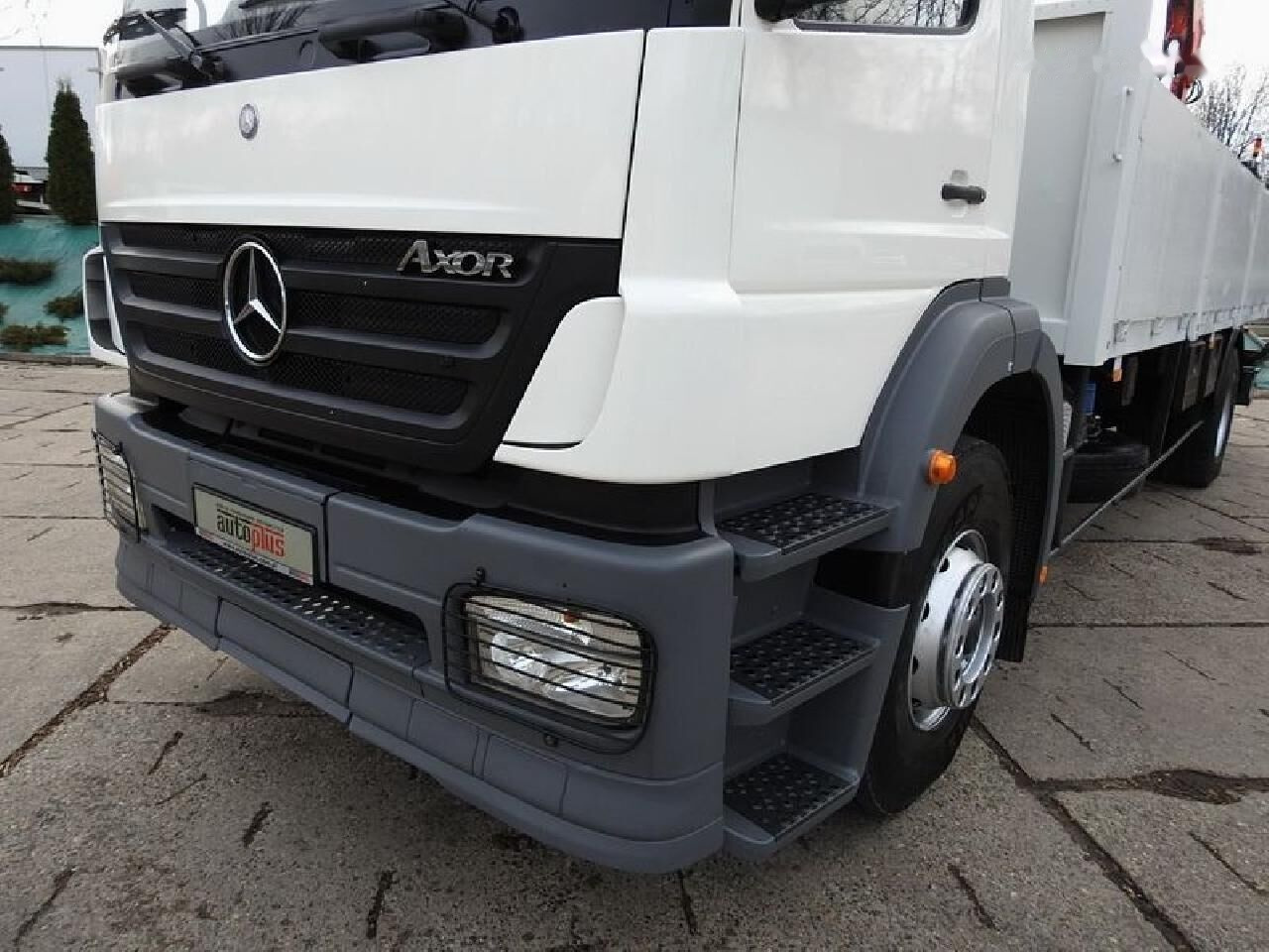 Tovornjak s kesonom, Tovornjak z dvigalom Mercedes-Benz AXOR: slika 17