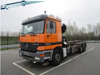 Kontejnerski tovornjak/ Tovornjak z zamenljivim tovoriščem Mercedes-Benz Actros 2531: slika 1