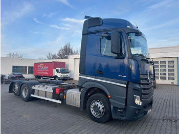 Kontejnerski tovornjak/ Tovornjak z zamenljivim tovoriščem MERCEDES-BENZ