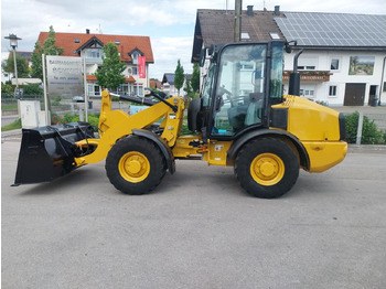 Kolesni nakladalec CATERPILLAR 906H