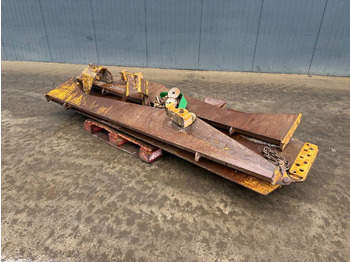 Dvižna ploščad zadaj CATERPILLAR