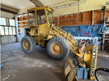 Kolesni nakladalec CATERPILLAR 910