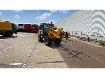 Kolesni nakladalec JCB 406