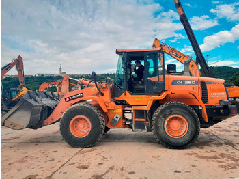 Kolesni nakladalec DOOSAN DL250