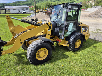 Kolesni nakladalec CATERPILLAR 906H