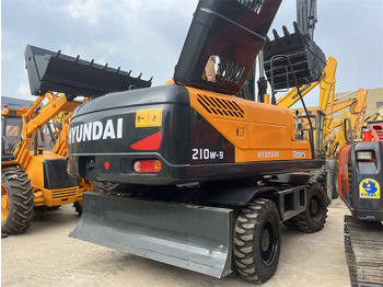 Bager na kolesih HYUNDAI