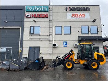 Kolesni nakladalec JCB 407