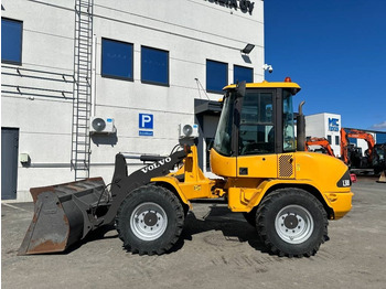 Kolesni nakladalec VOLVO L30B