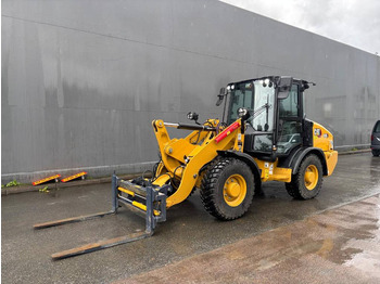 Kolesni nakladalec CATERPILLAR 906