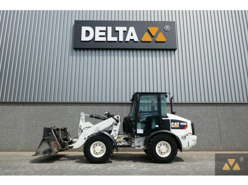 Kolesni nakladalec CATERPILLAR 906M