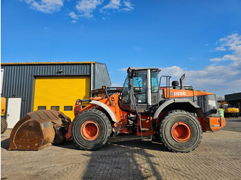 Kolesni nakladalec HITACHI ZW220