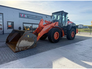 Kolesni nakladalec HITACHI ZW180