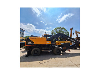 Bager na kolesih HYUNDAI