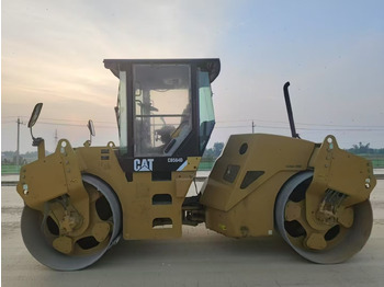 Cestni valjar CATERPILLAR CB564D: slika 2