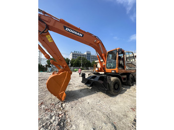 Bager na kolesih DOOSAN DX210