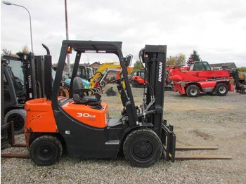 Diesel viličar Doosan D30 GP: slika 1