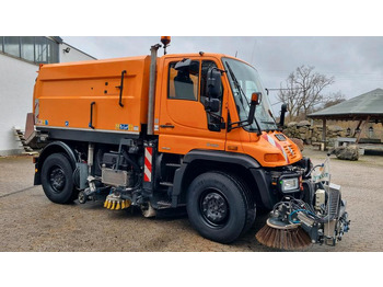 Vozilo za pometanje UNIMOG U400