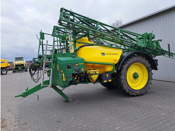 Vlečna škropilnica JOHN DEERE