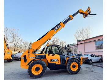 Kolesni nakladalec JCB
