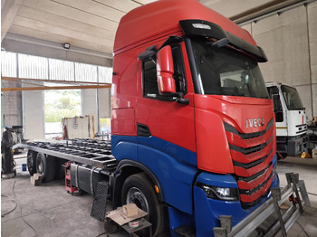 Tovornjak s kesonom IVECO S-WAY