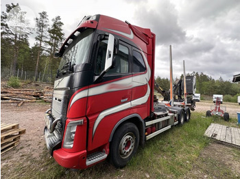 Tovornjak za prevoz lesa VOLVO FH16 750