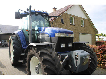Traktor NEW HOLLAND