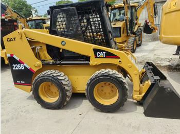 Mini nakladalec CATERPILLAR 226B