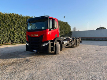 Kotalni prekucni tovornjak IVECO X-WAY