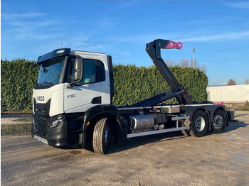 Kotalni prekucni tovornjak IVECO X-WAY
