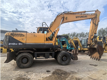 Bager na kolesih HYUNDAI R210