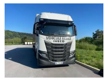 Vlačilec IVECO S-WAY