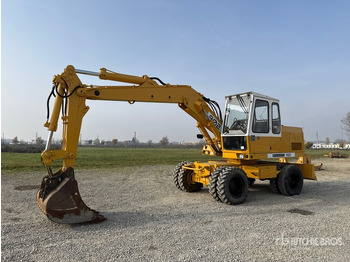 Bager na kolesih LIEBHERR A 902