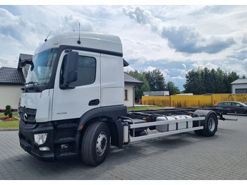 Tovornjak s ponjavo MERCEDES-BENZ Actros 1836