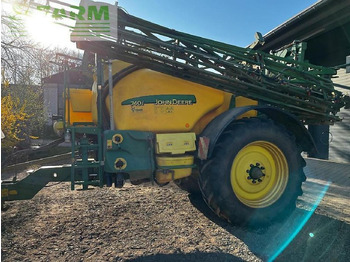 Vlečna škropilnica JOHN DEERE