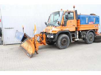Vozilo za zimsko službo UNIMOG U400