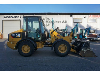 Kolesni nakladalec CATERPILLAR 906M