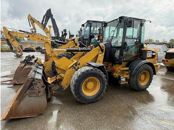 Kolesni nakladalec CATERPILLAR 908M